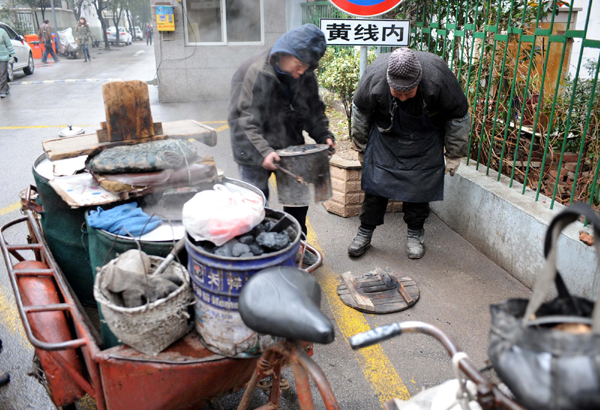 Pear seller, 89, is online star