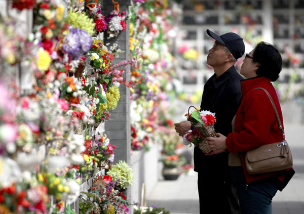 Paying respects at Qingming