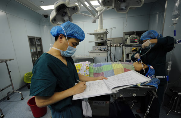 Male nurses overcome hurdles in SW China