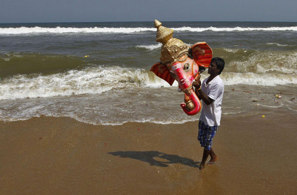 Devotees worship god in Ganesh Chaturthi festival