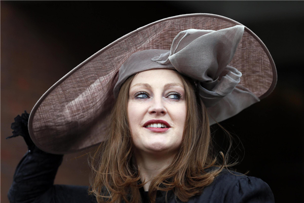 Ladies Day hat fashion