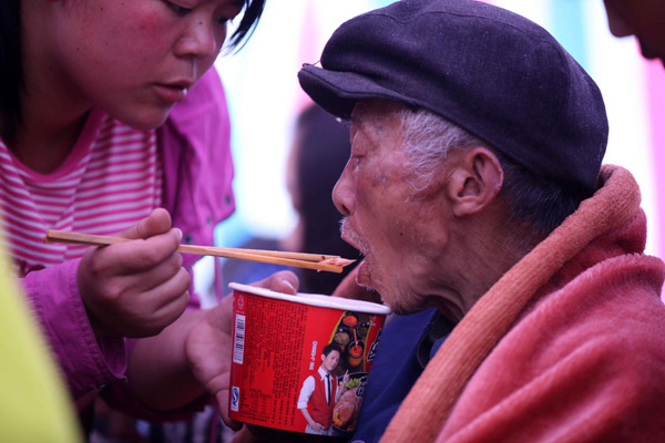 House damaged, life continues in Sichuan