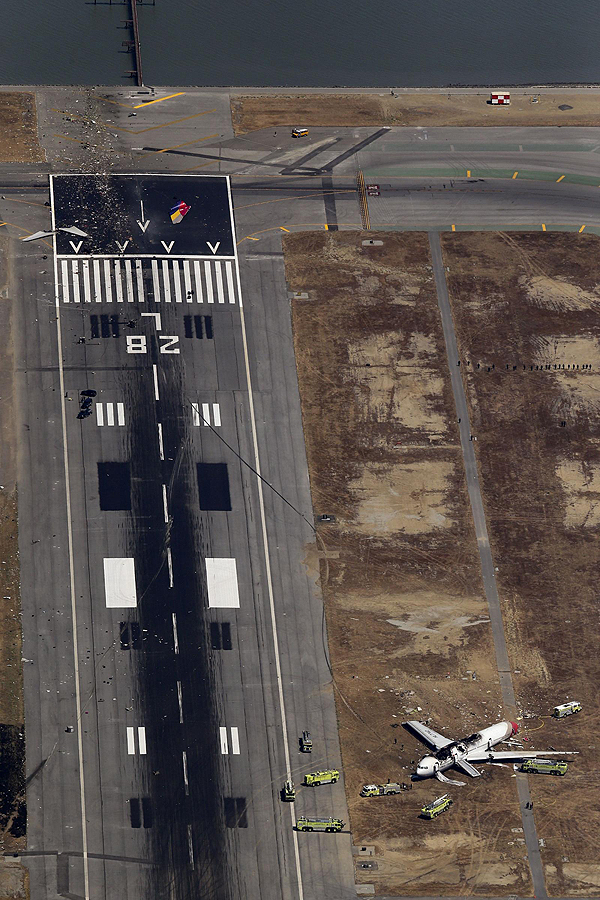 Asiana flight crashes at SFO