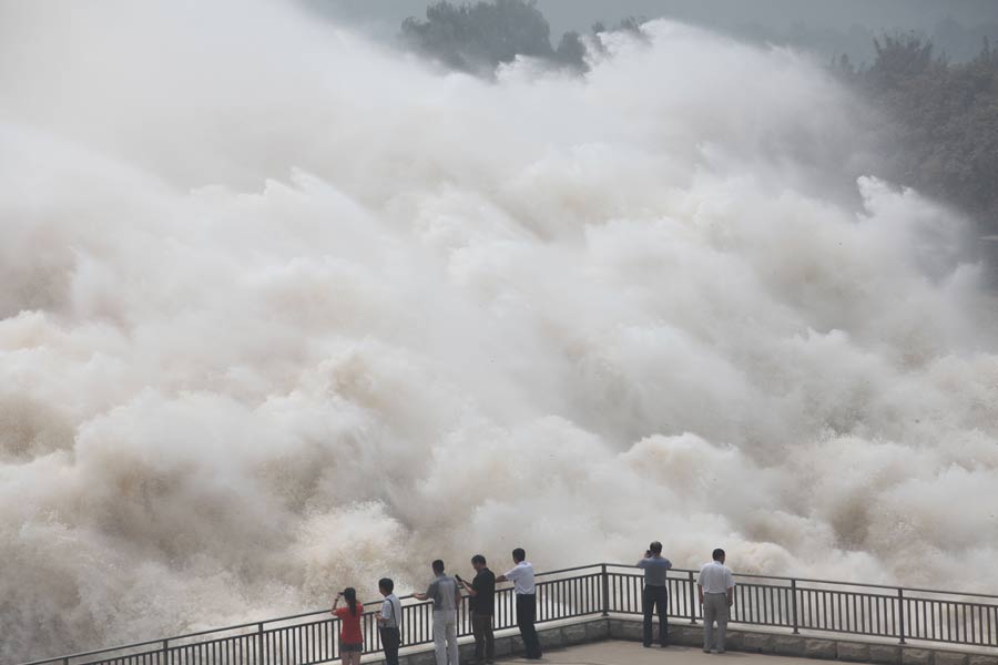 Water gushes through Xiaolangdi Dam