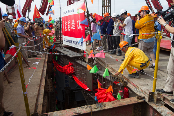 World's 2nd tallest building tops out in China