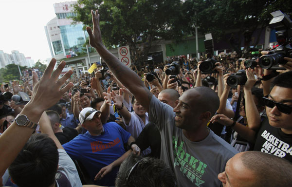 Kobe Byrant meets fans in Shenzhen