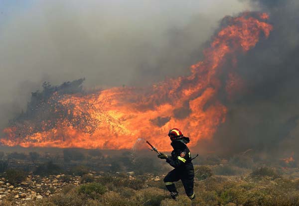 Forest fire rages in Athens