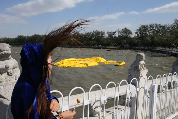 Giant Duck falls flat in Beijing