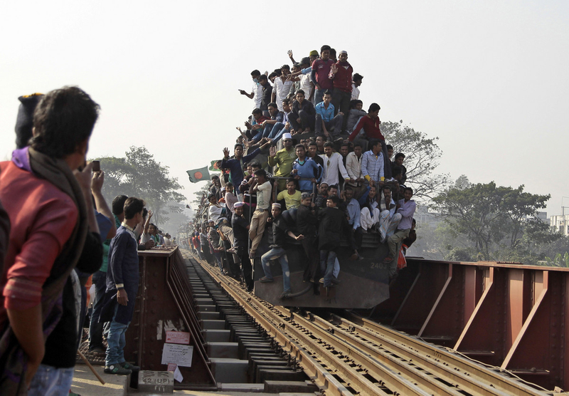 Big crowds of Bangladeshi Muslims head home