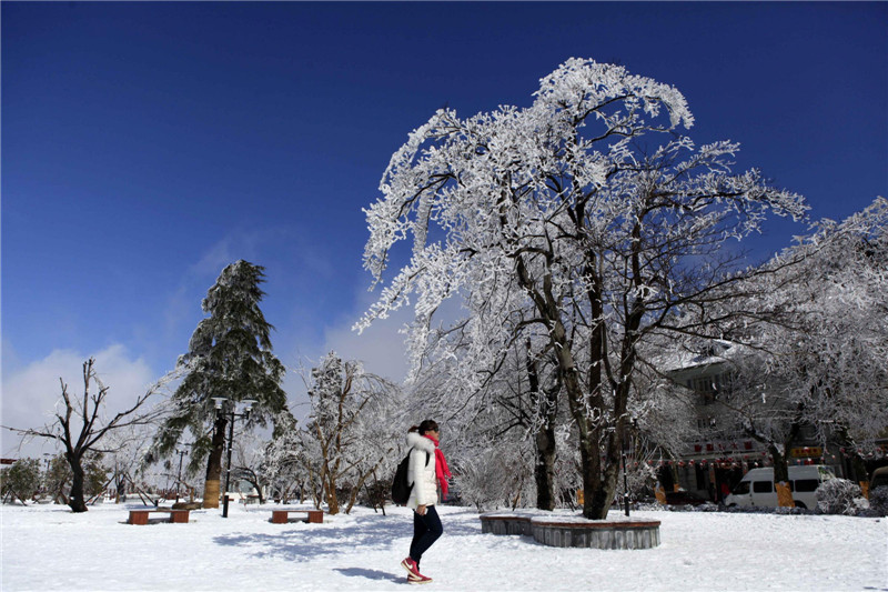 Lushan Mountain in white