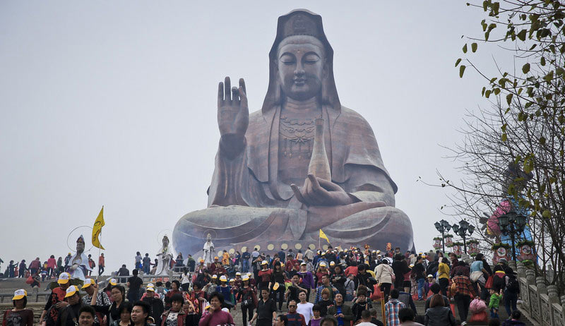 Tradition draws 100,000 to temple for blessed food