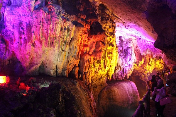 Explore dazzling karst caves in Xinyu