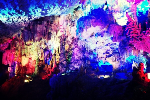 Explore dazzling karst caves in Xinyu