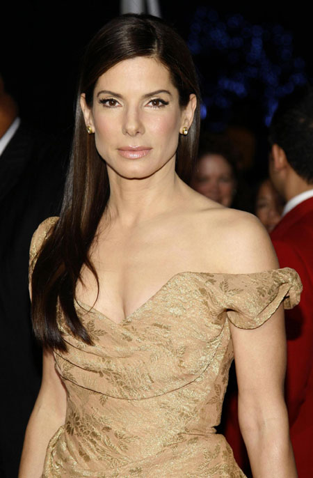 Sandra Bullock arrives at the 2010 People's Choice Awards