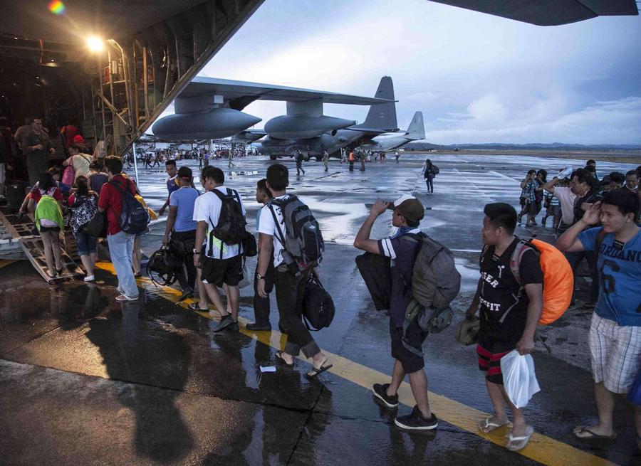 Filipinos suffer from shortage of typhoon aid