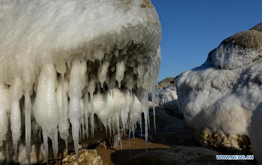 Sea ice appears on beach of Beidaihe