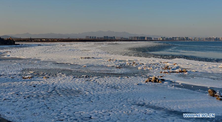 Sea ice appears on beach of Beidaihe