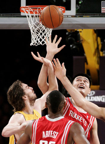 Yao's 28 lifts Rockets for 1-0 lead against Lakers