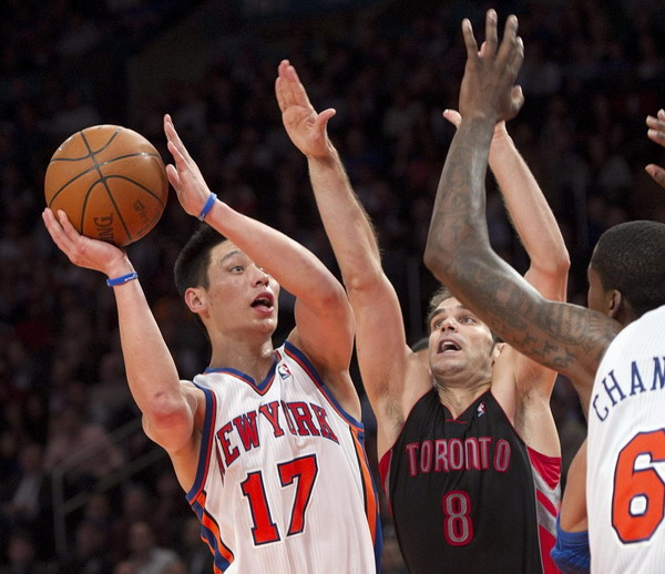 Knicks rout Raptors, 4-0 under Woodson