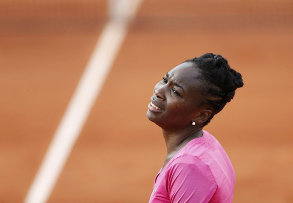 Venus falls, Serena and Federer advances