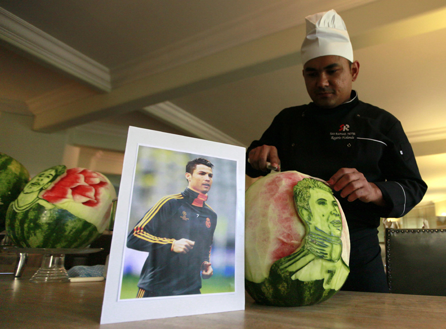 Carvings of World Cup stars show up in Sao Paulo