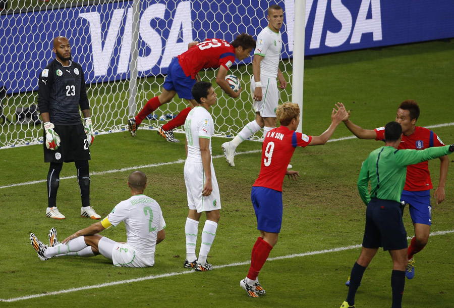 Algeria beat South Korea 4-2 to close in on last 16