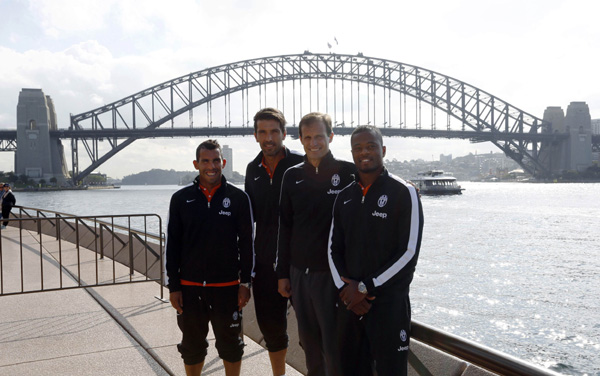 Juventus greeted by 500 fans in Sydney