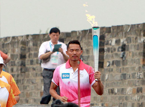 Lin Dan leads Youth Olympic Games torch relay in Nanjing