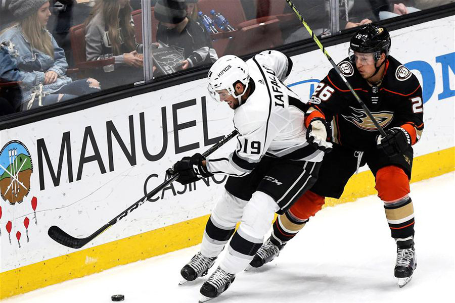 Los Angeles Kings beats Anaheim Ducks 4-3 in NHL hockey game