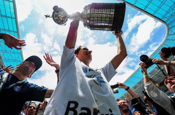 Gremio beat Lanus to win third Copa Libertadores title