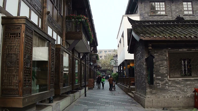 Between the wide and narrow alleys in Chengdu