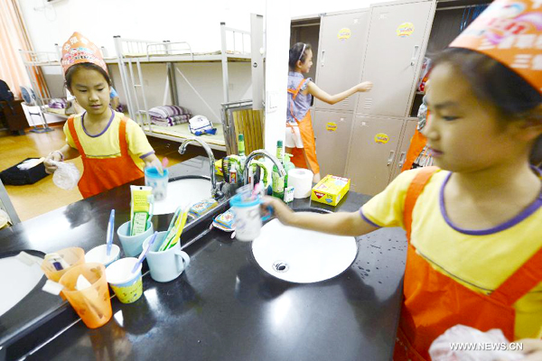 Children participate summer camp in Hangzhou