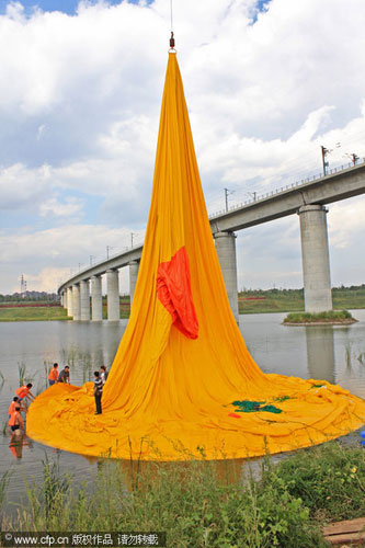 Giant rubber duck comes to life in Beijing