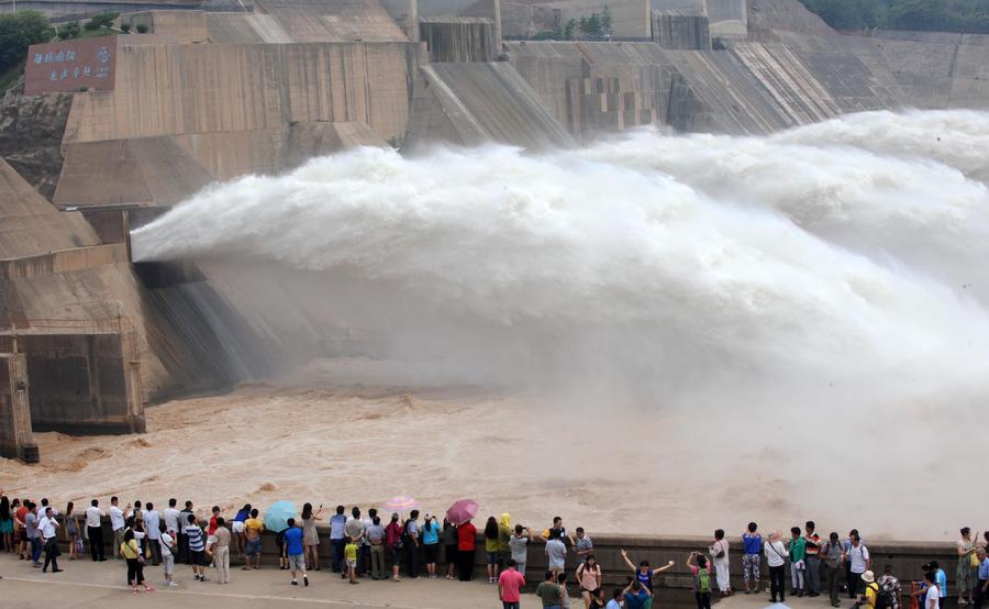 Reservoir water discharged to clear Yellow River sediment