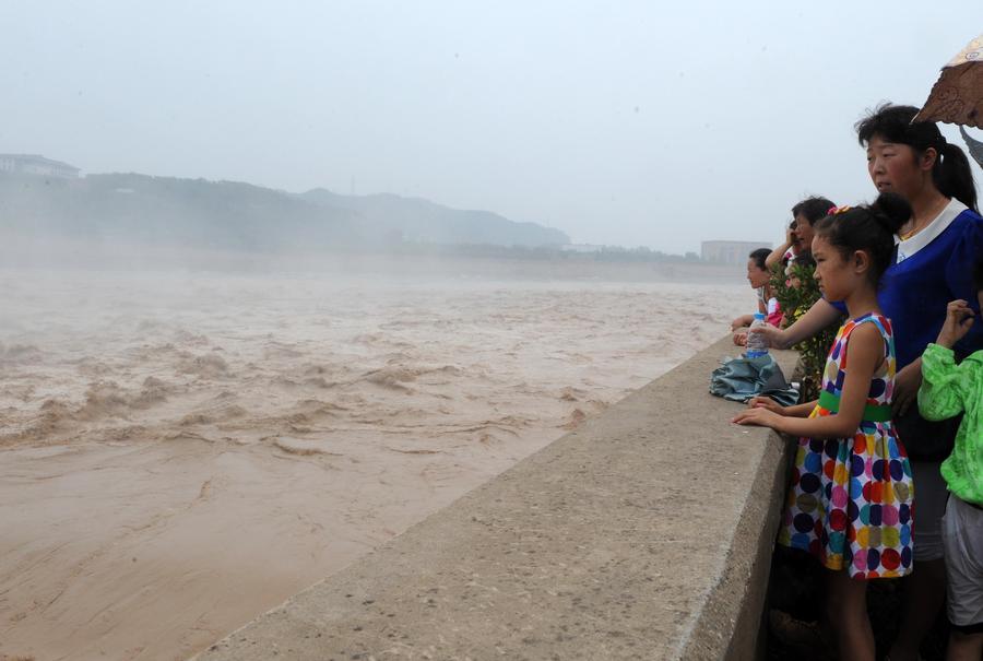 Reservoir water discharged to clear Yellow River sediment