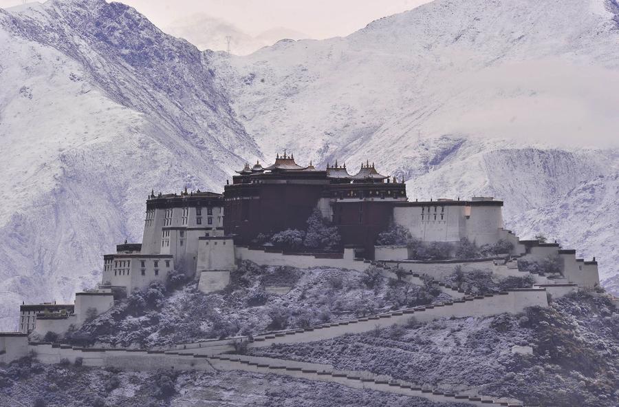 First winter snows fall on Lhasa