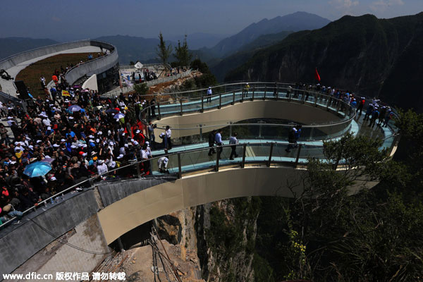 Transparent skywalk opens in Chongqing