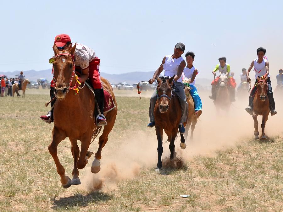 Nadam fair celebrated in Urat Middle Banner