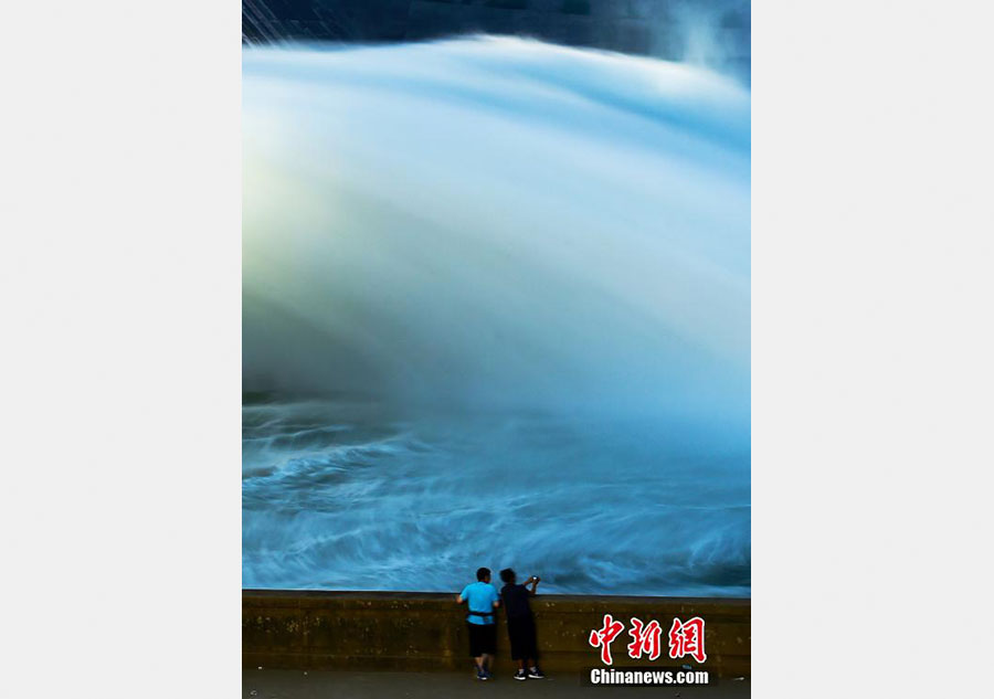 Spectacular waterfall at Xiaolangdi Reservoir