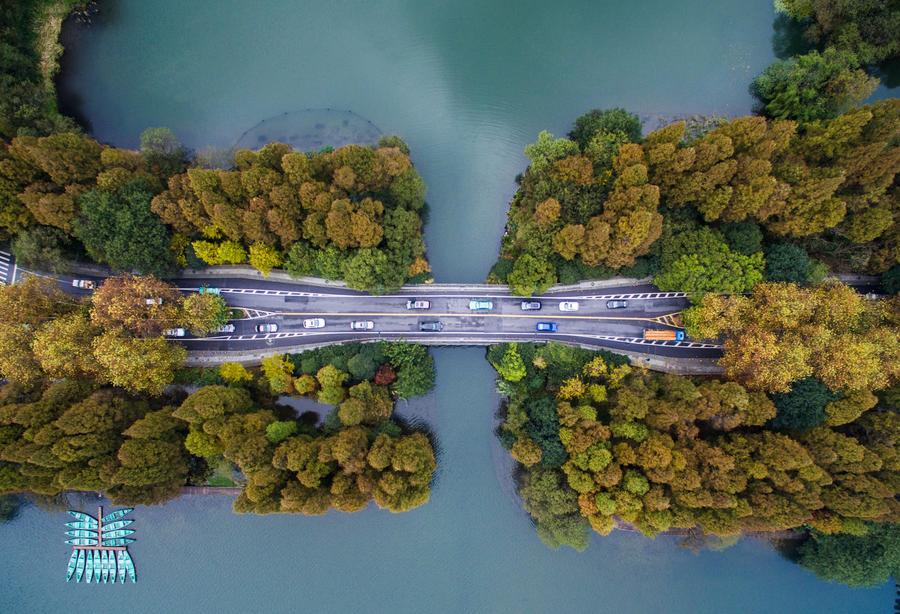 West Lake scenic area embraces a colorful winter scene