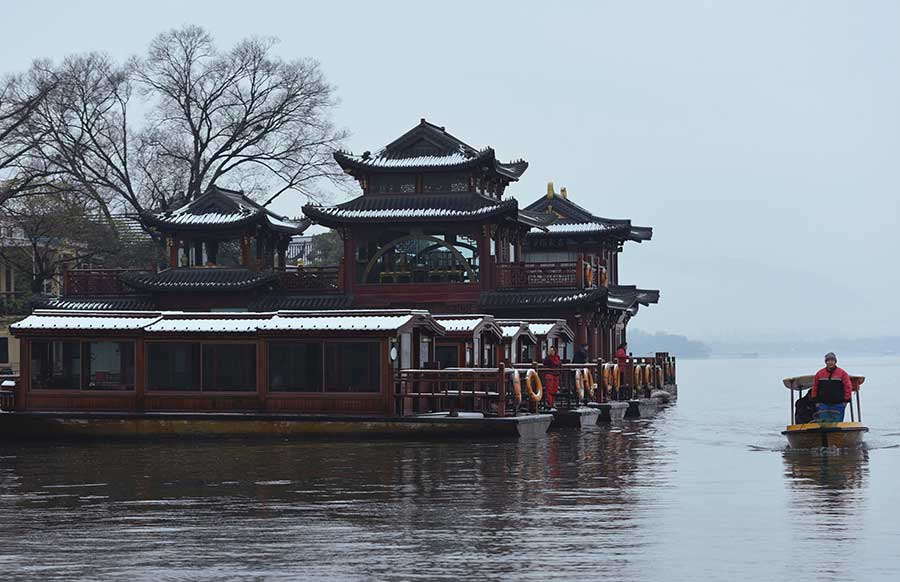 Hangzhou greets first snowfall of winter