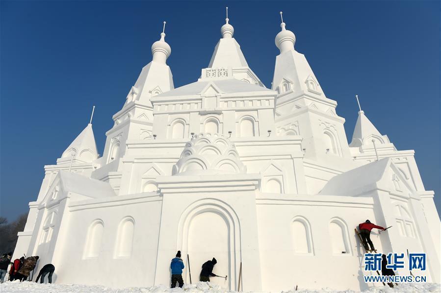 'Crown of Ice-snow' castle attracts visitors in NE China