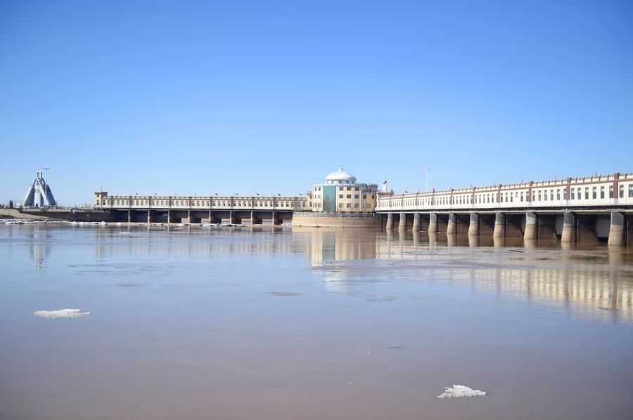 Icy Yellow River begins to thaw due to warm weather