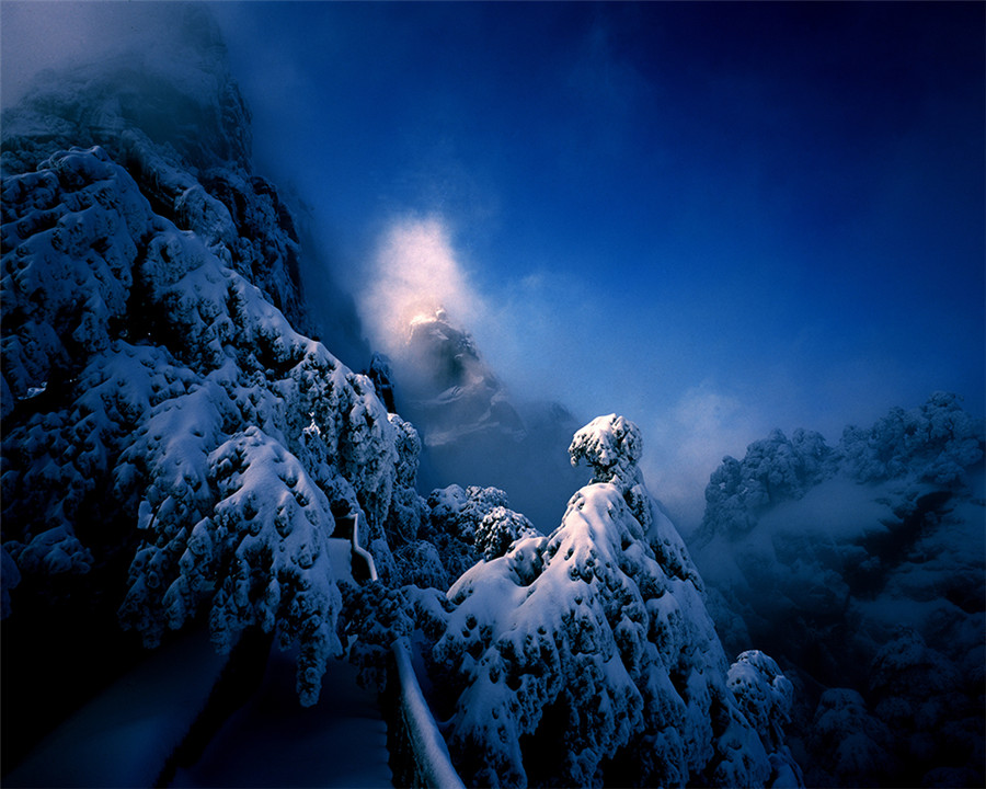 Breathtaking scenery of Huangshan Mountain captured on film