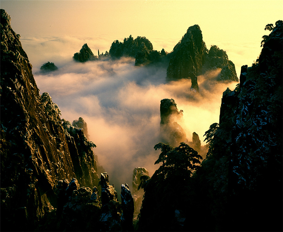 Breathtaking scenery of Huangshan Mountain captured on film