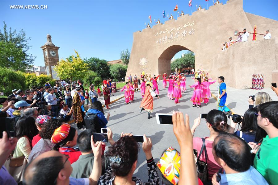 Kashgar attracts good many tourists in NW China's Xinjiang