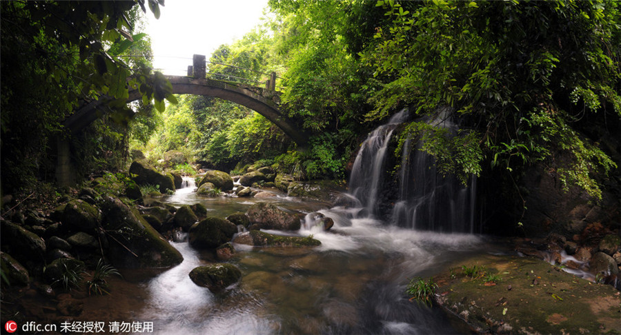 Heavenly beauty in Dongjiang Lake