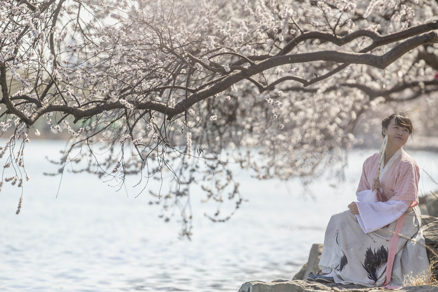 People enjoy spring scenery across China