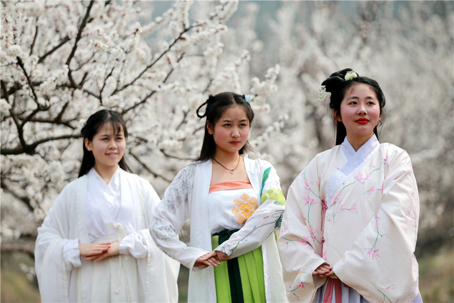 People enjoy spring scenery across China