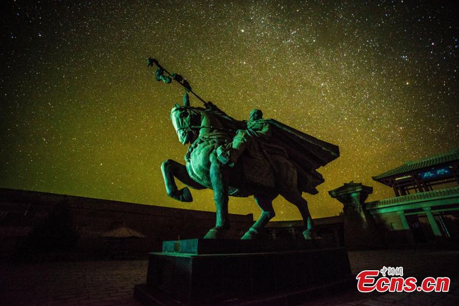 Starry sky creates fairyland in desert area of Dunhuang